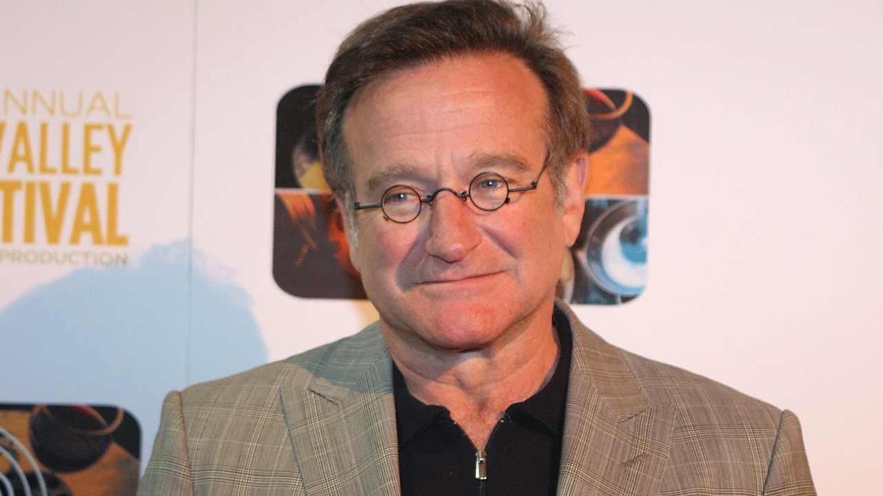 Robin Williams with glasses;  Robin Williams called for the hiring of homeless people for his films