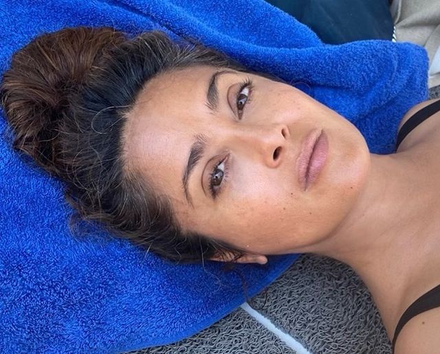 Salma Hayek luciendo sus canas 