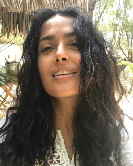 Salma Hayek luciendo sus canas 