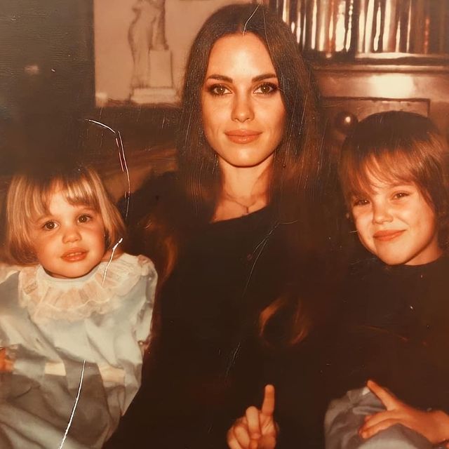 Marcheline Bertrand con sus hijos 