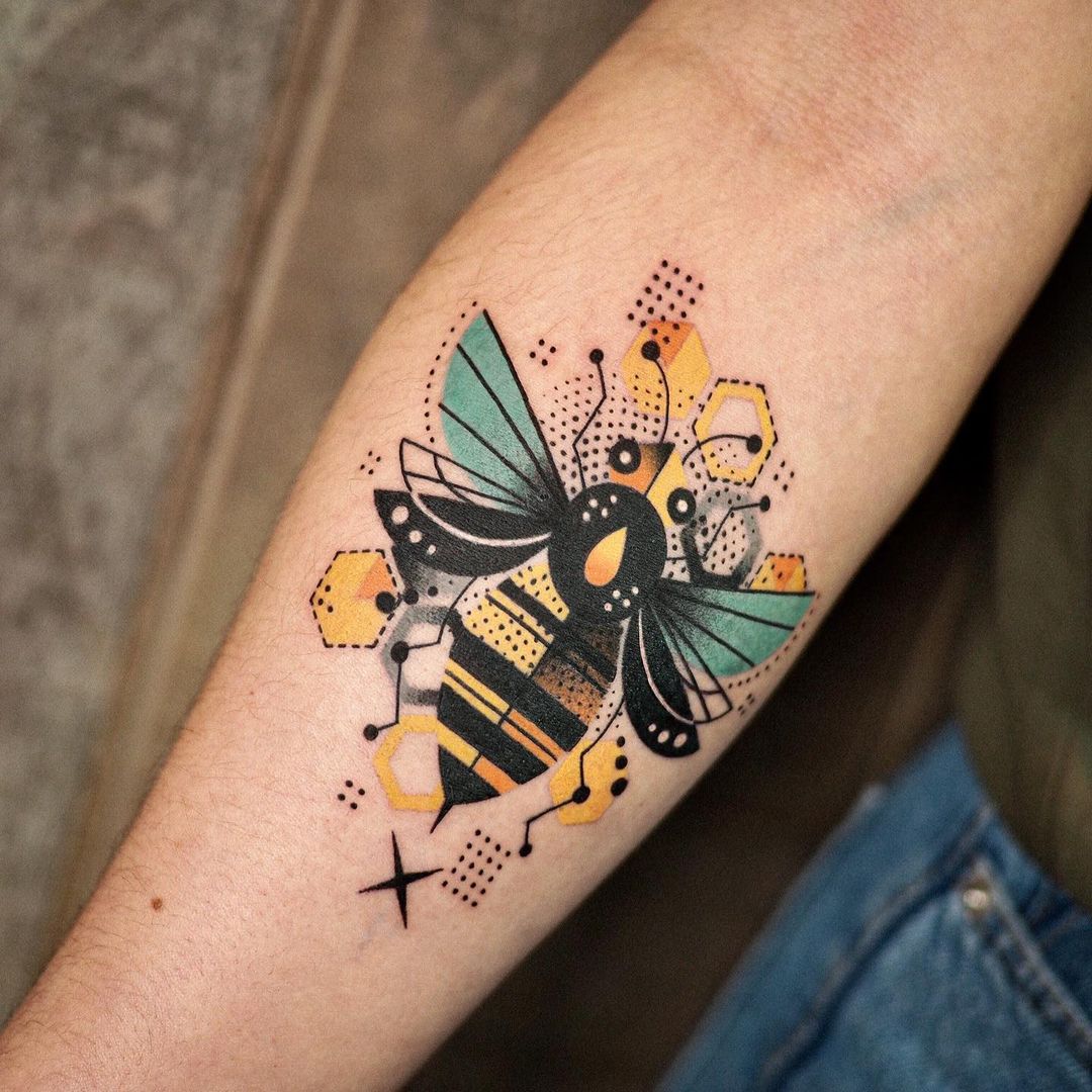 Bumblebee; Artist creates beautiful tattoos that will captivate you with the naked eye