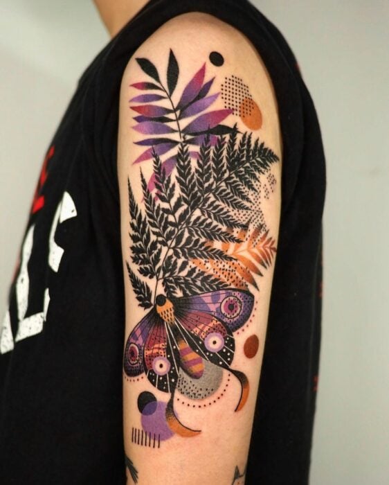 Mariposa negra ;Artista crea hermosos tatuajes que te cautivarán a simple vista
