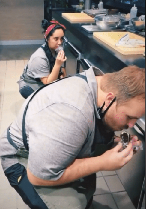 Trabajadores de un restaurante comiendo escondidos