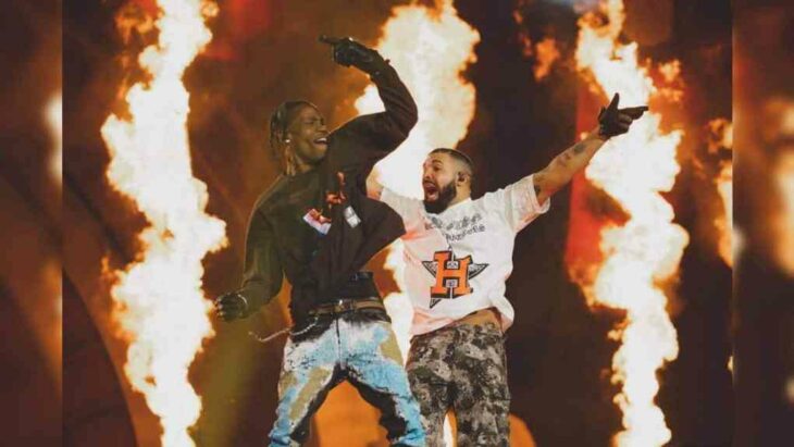 Travis Scott cantando junto a Drakedurante uno de sus conciertos 