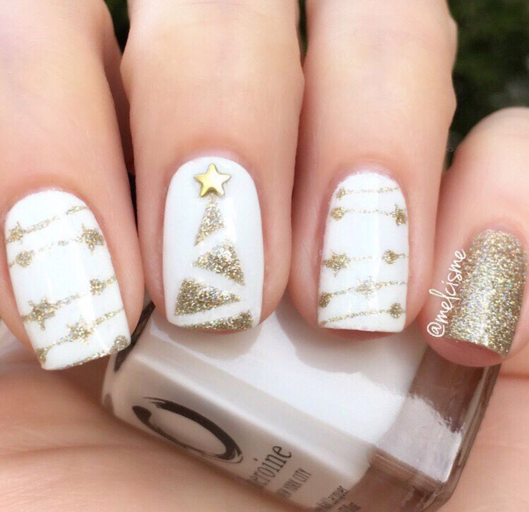 Nails with golden designs for the Christmas season 