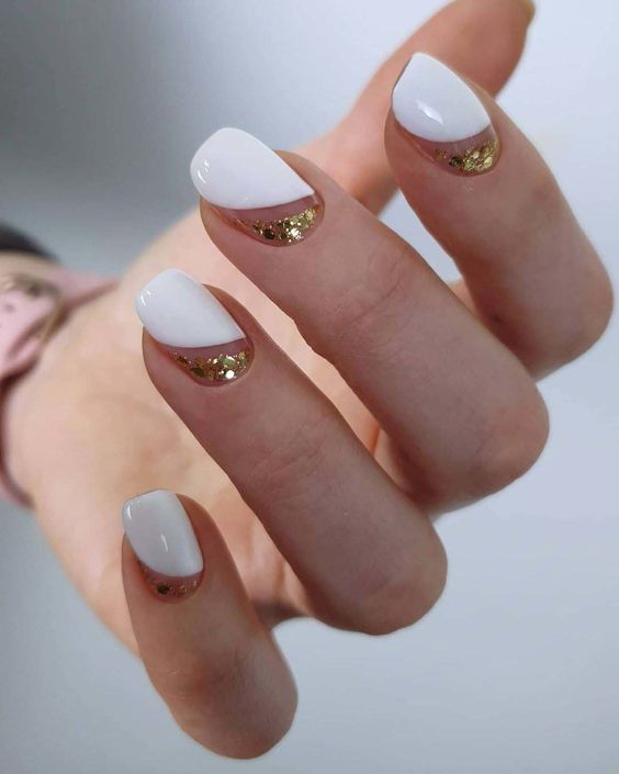 Nails with golden designs for the Christmas season 