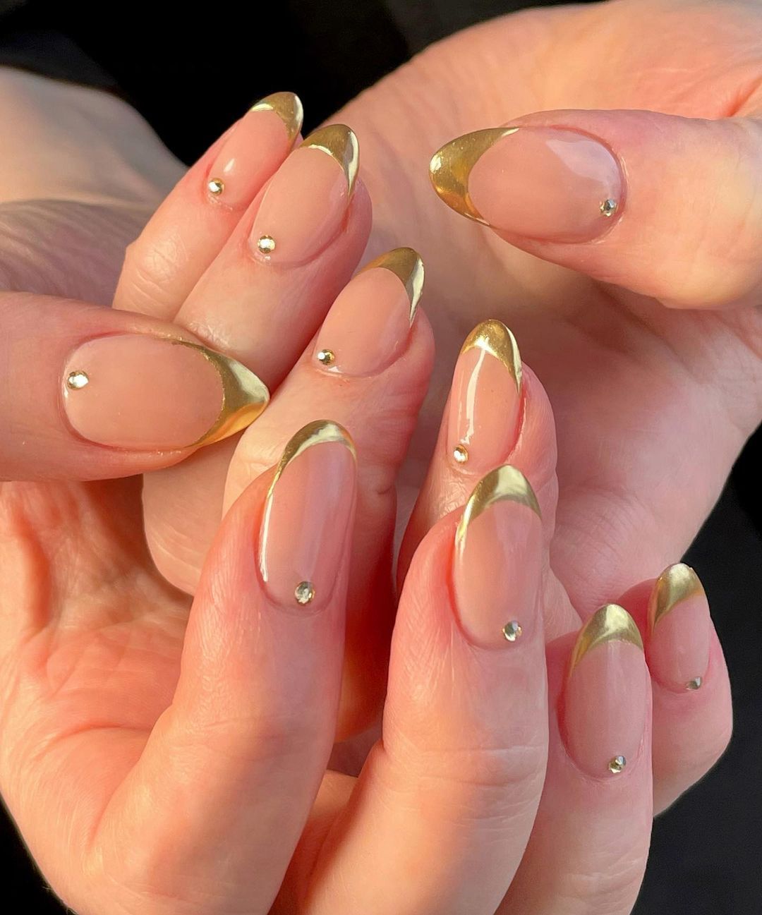 Nails with golden designs for the Christmas season 