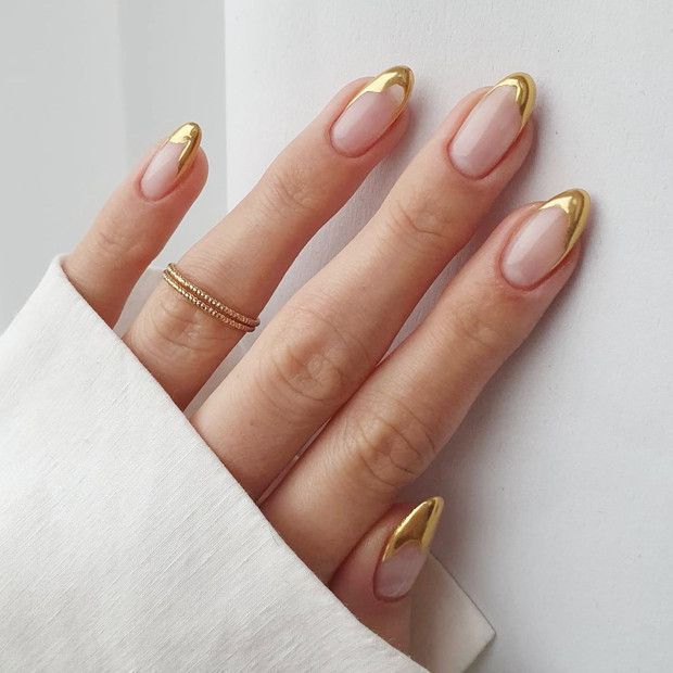 Nails with golden designs for the Christmas season 