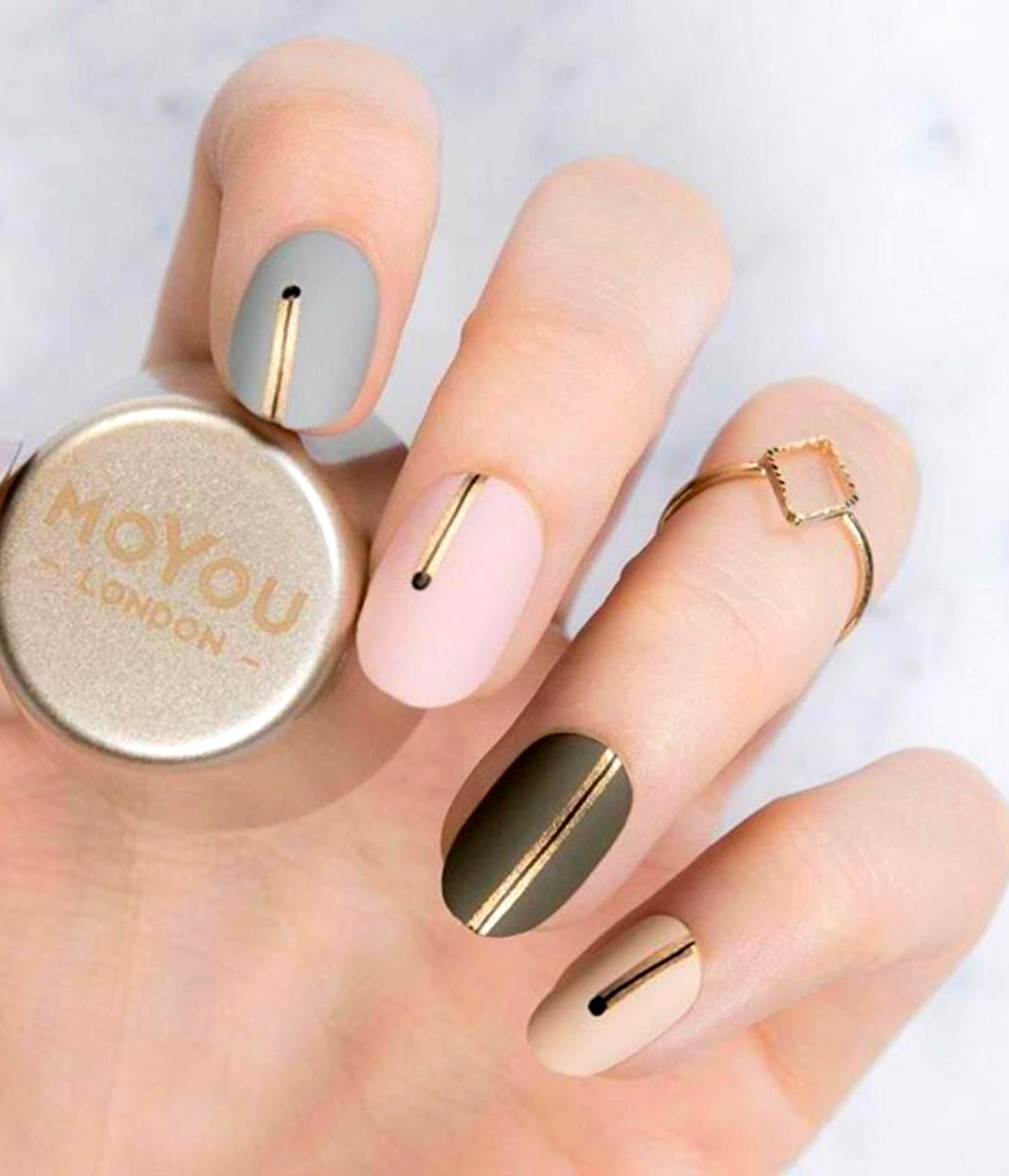 Nails with golden designs for the Christmas season 