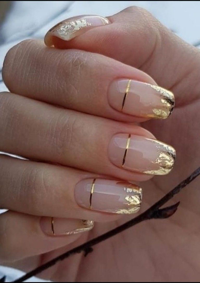 Nails with golden designs for the Christmas season 