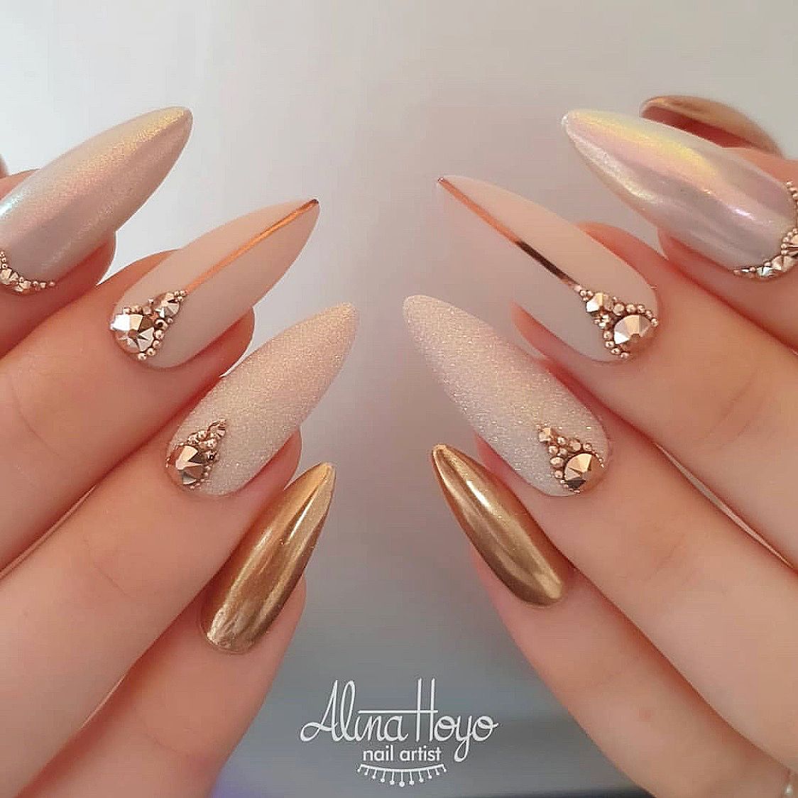 Nails with golden designs for the Christmas season 