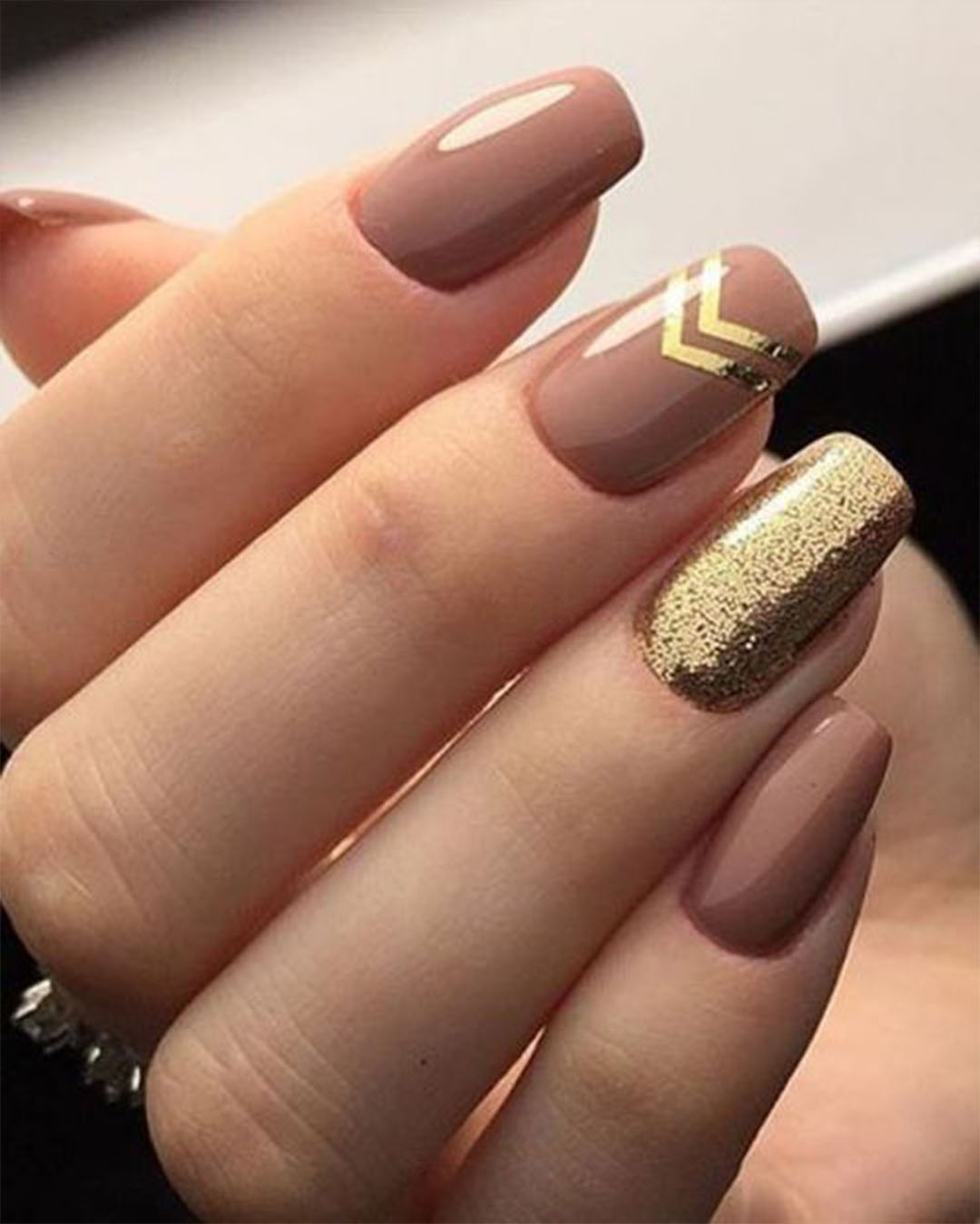 Nails with golden designs for the Christmas season 