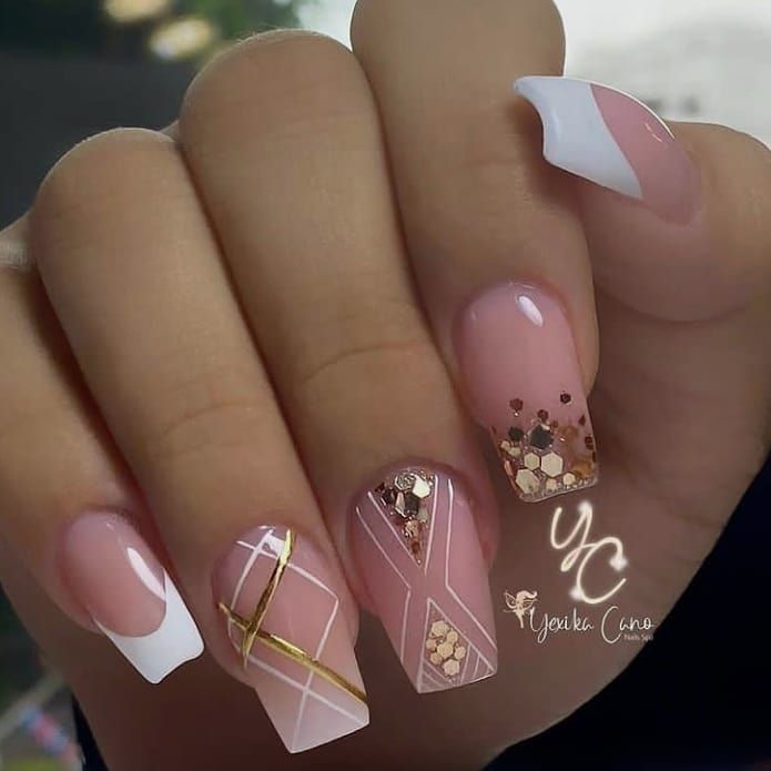 Nails with golden designs for the Christmas season 