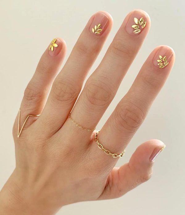 Nails with golden designs for the Christmas season 