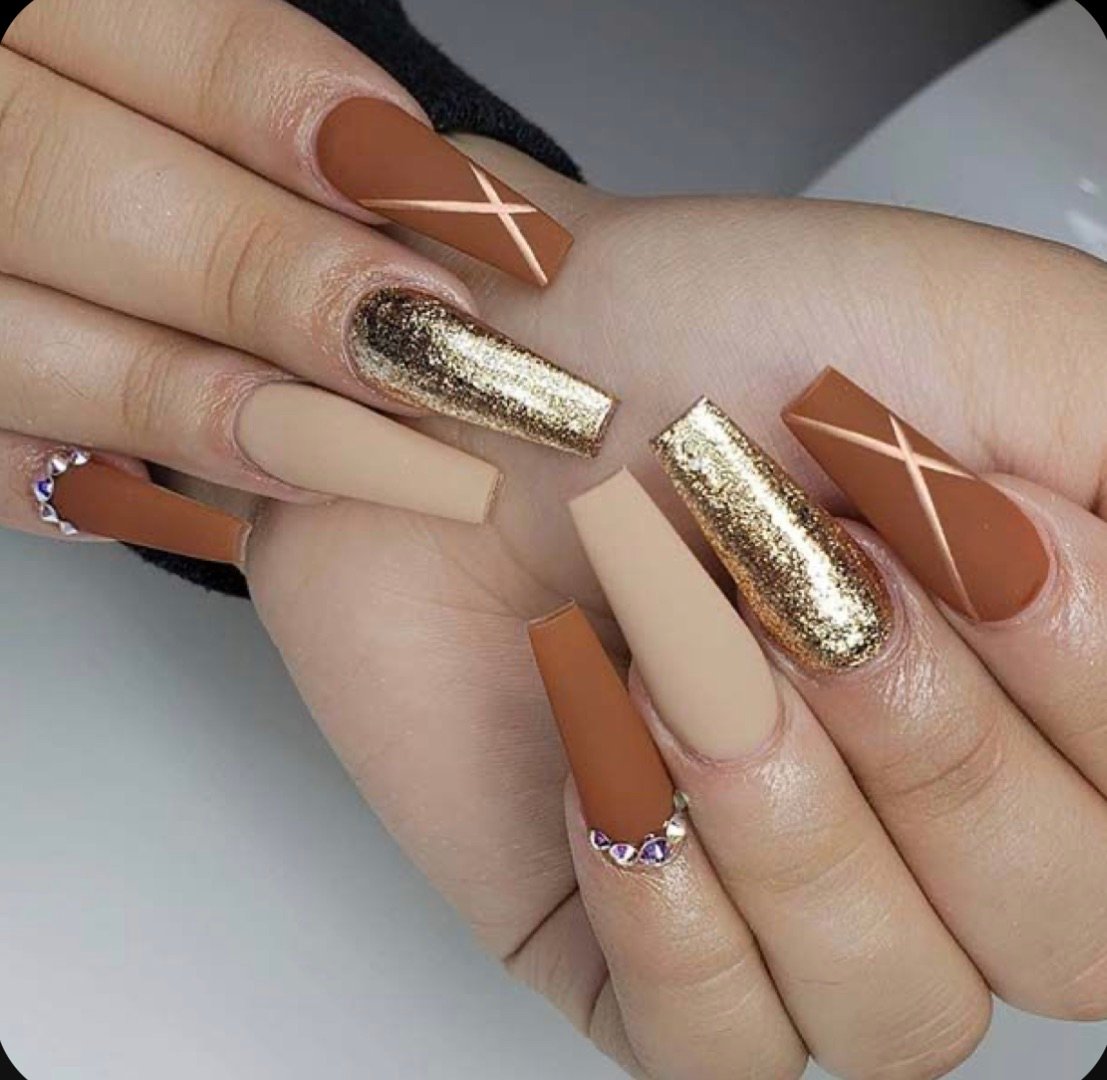 Nails with golden designs for the Christmas season 