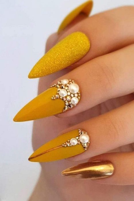 Uñas con diseños dorados para la temporada navideña 