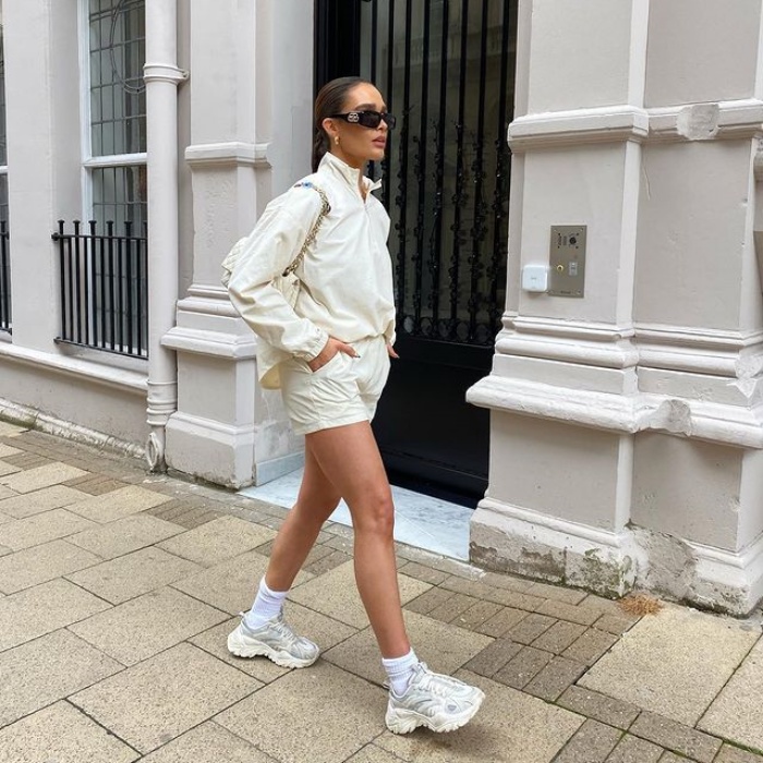 Outfit con tenis blancos mujer: ¡10 ideas que te van a encantar!