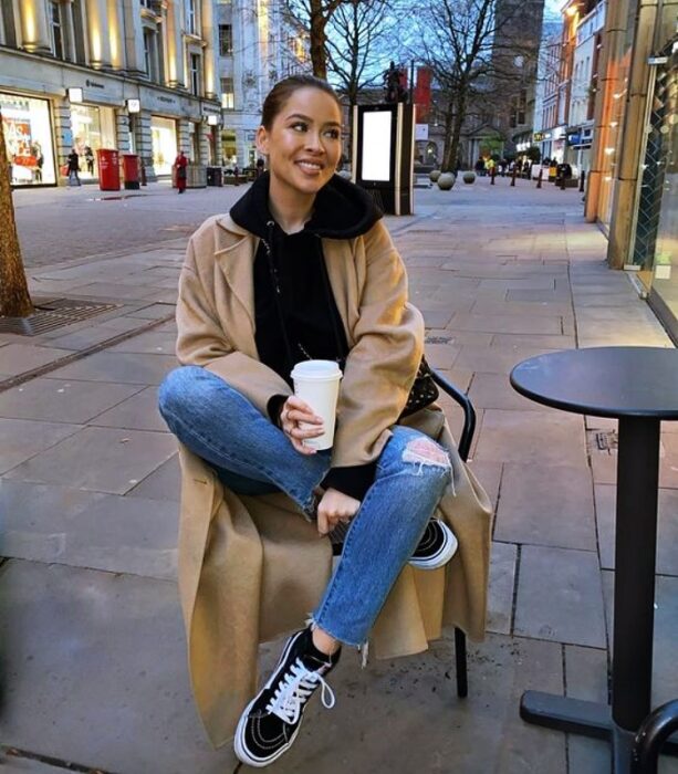 chica, chava, mujer de cabello largo, corto, recogido, oscuro, rubio, negro, claro usando vans de plataforma con jeans, pantalones, abrigo, sudadera, bolso de cuero, suéter