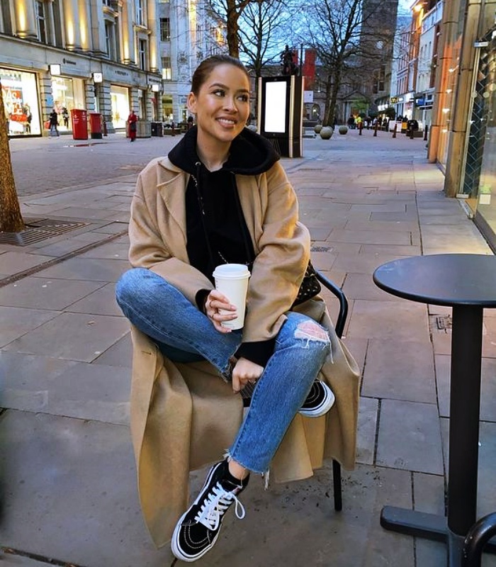 girl, girl, woman with long hair, short, up, dark, blond, black, light wearing platform vans with jeans, pants, coat, sweatshirt, leather bag, sweater