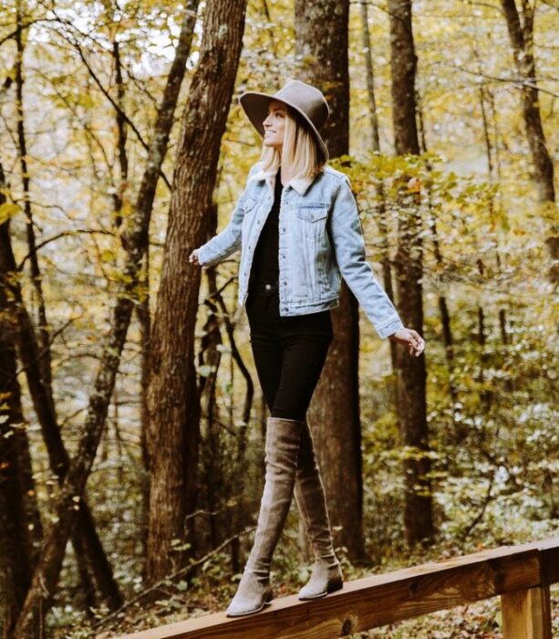 chica, chava, muchacha, mujer con cabello largo, corto, rubio, oscuro, claro usando un gorro tejido, chamarra, jeans, botas de montaña, sudadera, suéter y chaqueta de cuero para ir a la sierra