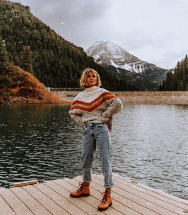 chica, chava, muchacha, mujer con cabello largo, corto, rubio, oscuro, claro usando un gorro tejido, chamarra, jeans, botas de montaña, sudadera, suéter y chaqueta de cuero para ir a la sierra