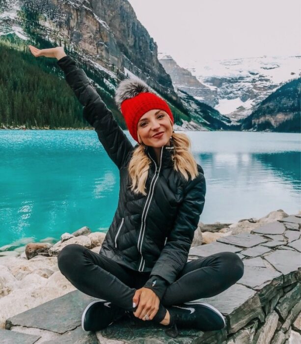 chica, chava, muchacha, mujer con cabello largo, corto, rubio, oscuro, claro usando un gorro tejido, chamarra, jeans, botas de montaña, sudadera, suéter y chaqueta de cuero para ir a la sierra