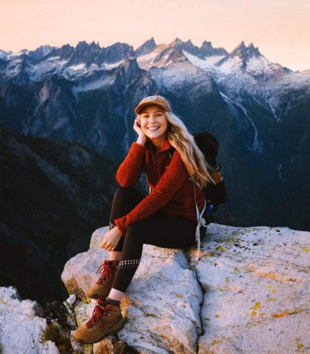 chica, chava, muchacha, mujer con cabello largo, corto, rubio, oscuro, claro usando un gorro tejido, chamarra, jeans, botas de montaña, sudadera, suéter y chaqueta de cuero para ir a la sierra