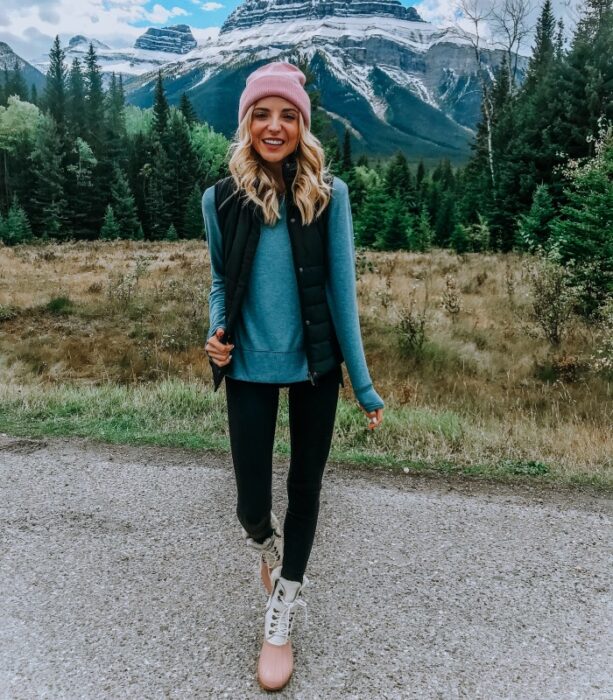chica, chava, muchacha, mujer con cabello largo, corto, rubio, oscuro, claro usando un gorro tejido, chamarra, jeans, botas de montaña, sudadera, suéter y chaqueta de cuero para ir a la sierra