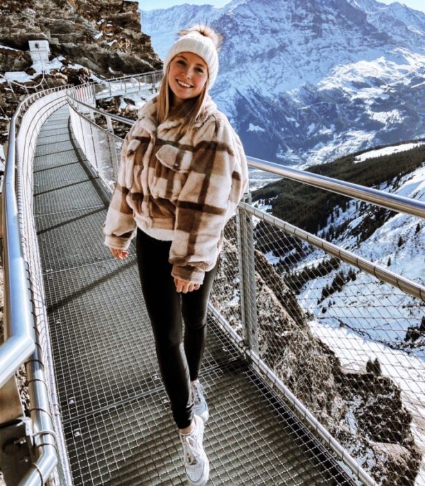 chica, chava, muchacha, mujer con cabello largo, corto, rubio, oscuro, claro usando un gorro tejido, chamarra, jeans, botas de montaña, sudadera, suéter y chaqueta de cuero para ir a la sierra