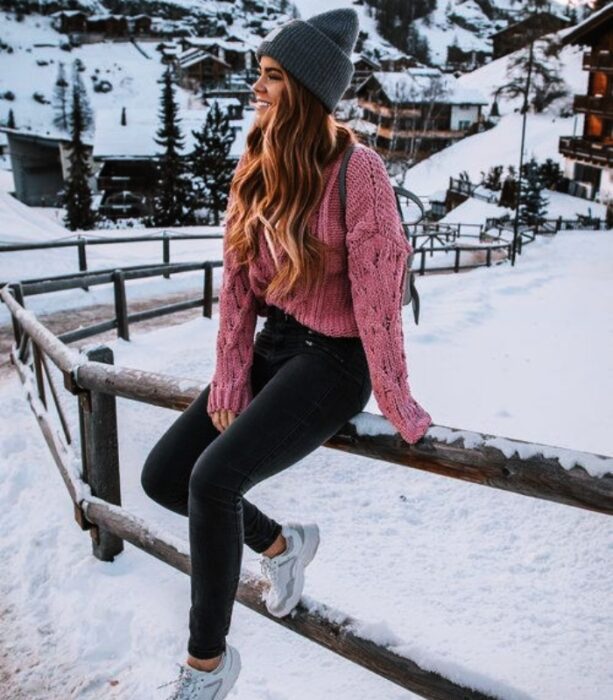 chica, chava, muchacha, mujer con cabello largo, corto, rubio, oscuro, claro usando un gorro tejido, chamarra, jeans, botas de montaña, sudadera, suéter y chaqueta de cuero para ir a la sierra