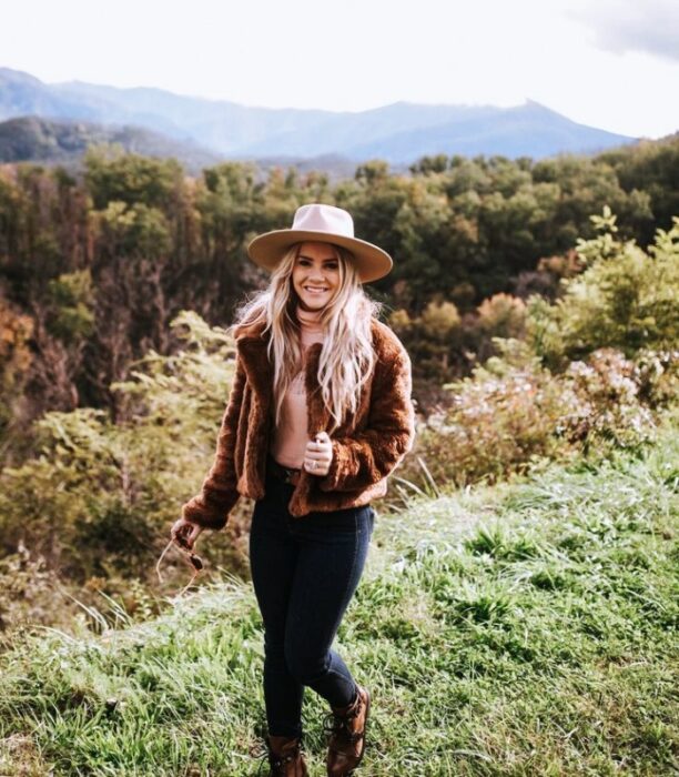 chica, chava, muchacha, mujer con cabello largo, corto, rubio, oscuro, claro usando un gorro tejido, chamarra, jeans, botas de montaña, sudadera, suéter y chaqueta de cuero para ir a la sierra