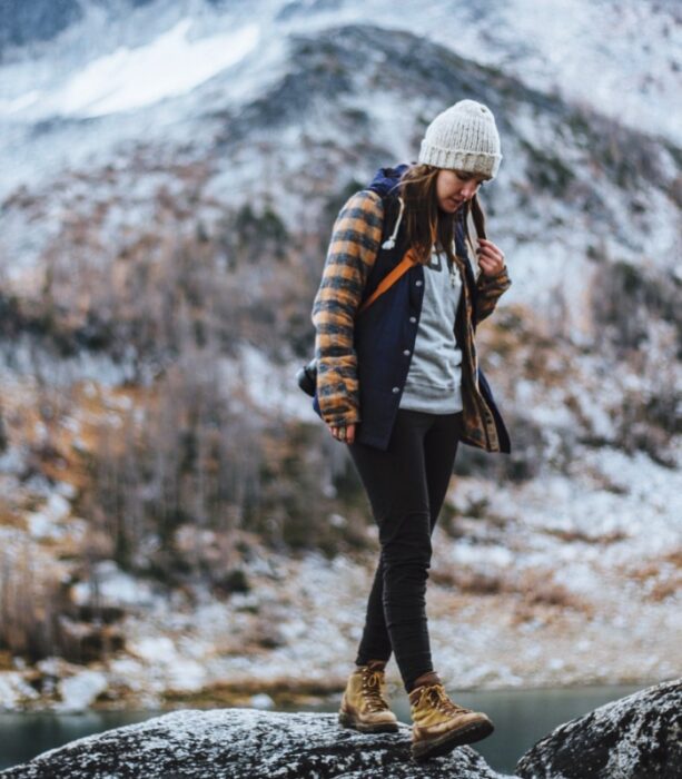 chica, chava, muchacha, mujer con cabello largo, corto, rubio, oscuro, claro usando un gorro tejido, chamarra, jeans, botas de montaña, sudadera, suéter y chaqueta de cuero para ir a la sierra
