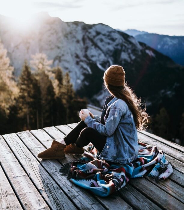 chica, chava, muchacha, mujer con cabello largo, corto, rubio, oscuro, claro usando un gorro tejido, chamarra, jeans, botas de montaña, sudadera, suéter y chaqueta de cuero para ir a la sierra