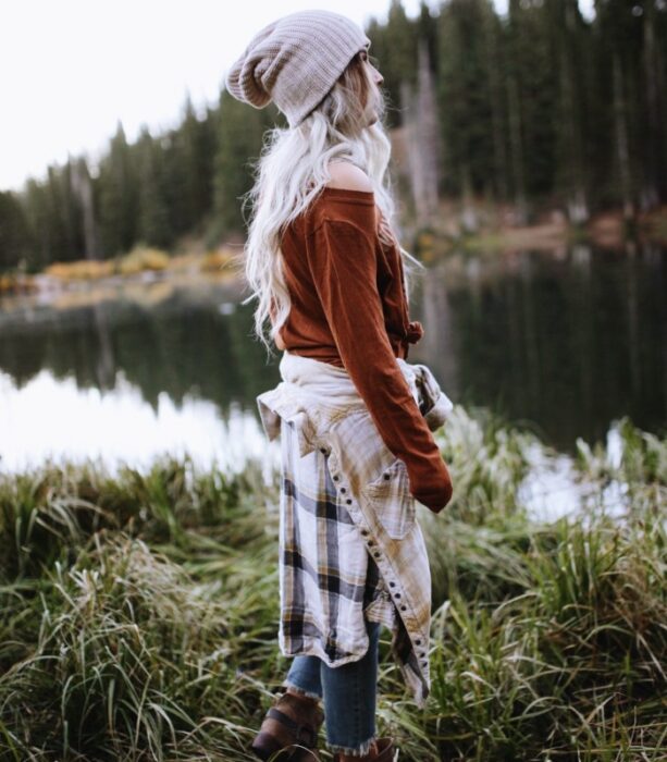 chica, chava, muchacha, mujer con cabello largo, corto, rubio, oscuro, claro usando un gorro tejido, chamarra, jeans, botas de montaña, sudadera, suéter y chaqueta de cuero para ir a la sierra