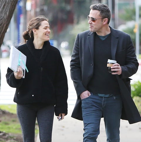 Ben Affleck y Jennifer Garner caminando juntos mientras toman un café 