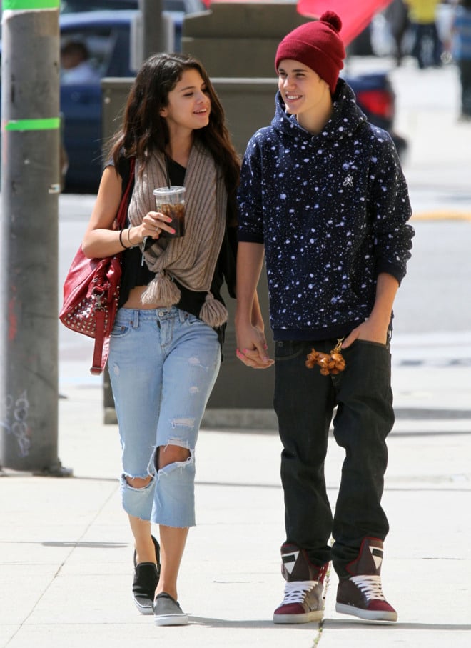 Justin Bieber and Selena Gómez walking holding hands 
