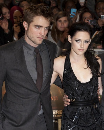 Kristen Stewart y Robert Pattinson posando juntos en una alfombra roja 