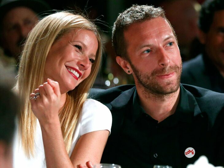 Gwyneth Paltrow y Chris Martin posando para una fotografía