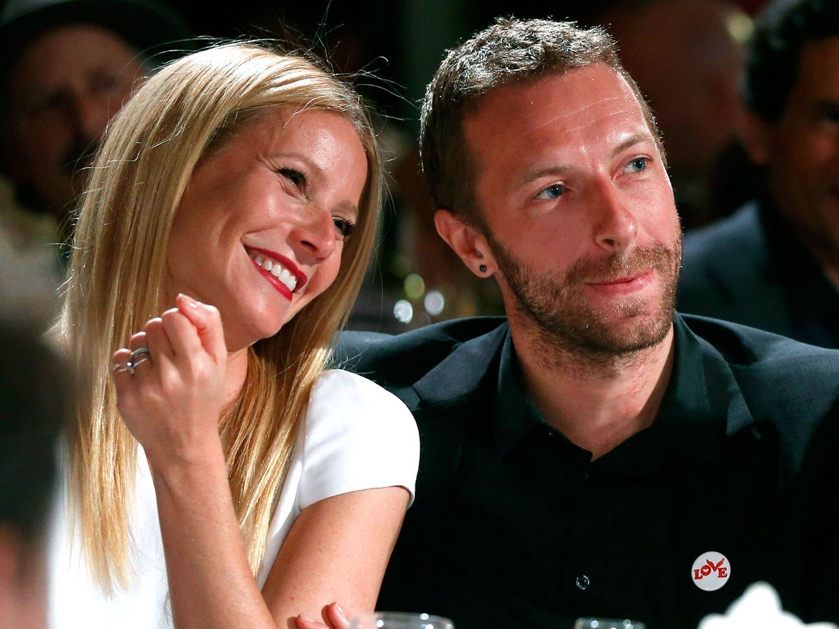 Gwyneth Paltrow and Chris Martin posing for a photo