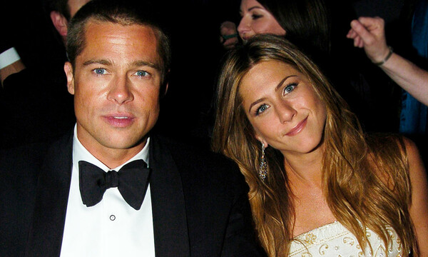 Brad Pitt and Jennifer Aniston posing for a photo 