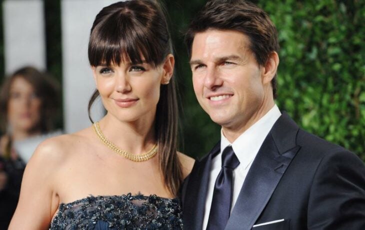 Tom Cruise y Katie Holmes posando para una fotografía 