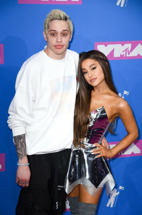 Ariana Grande y Pete Davidson posando para una fotografía 