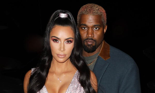 Kim Kardashian y Kanye West posando para una fotografía 