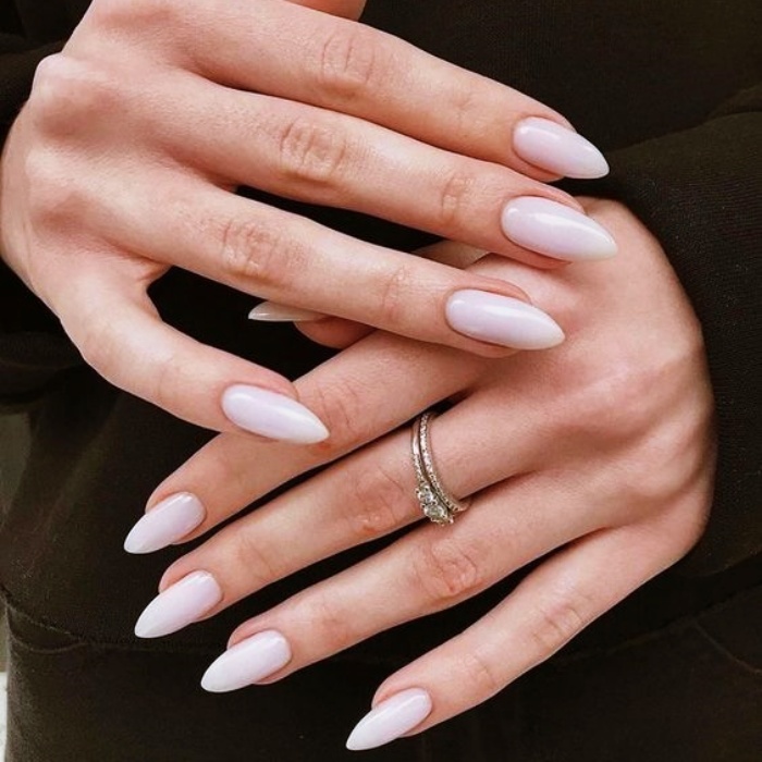 Uñas estilo milky para verte elegante y clásica siempre