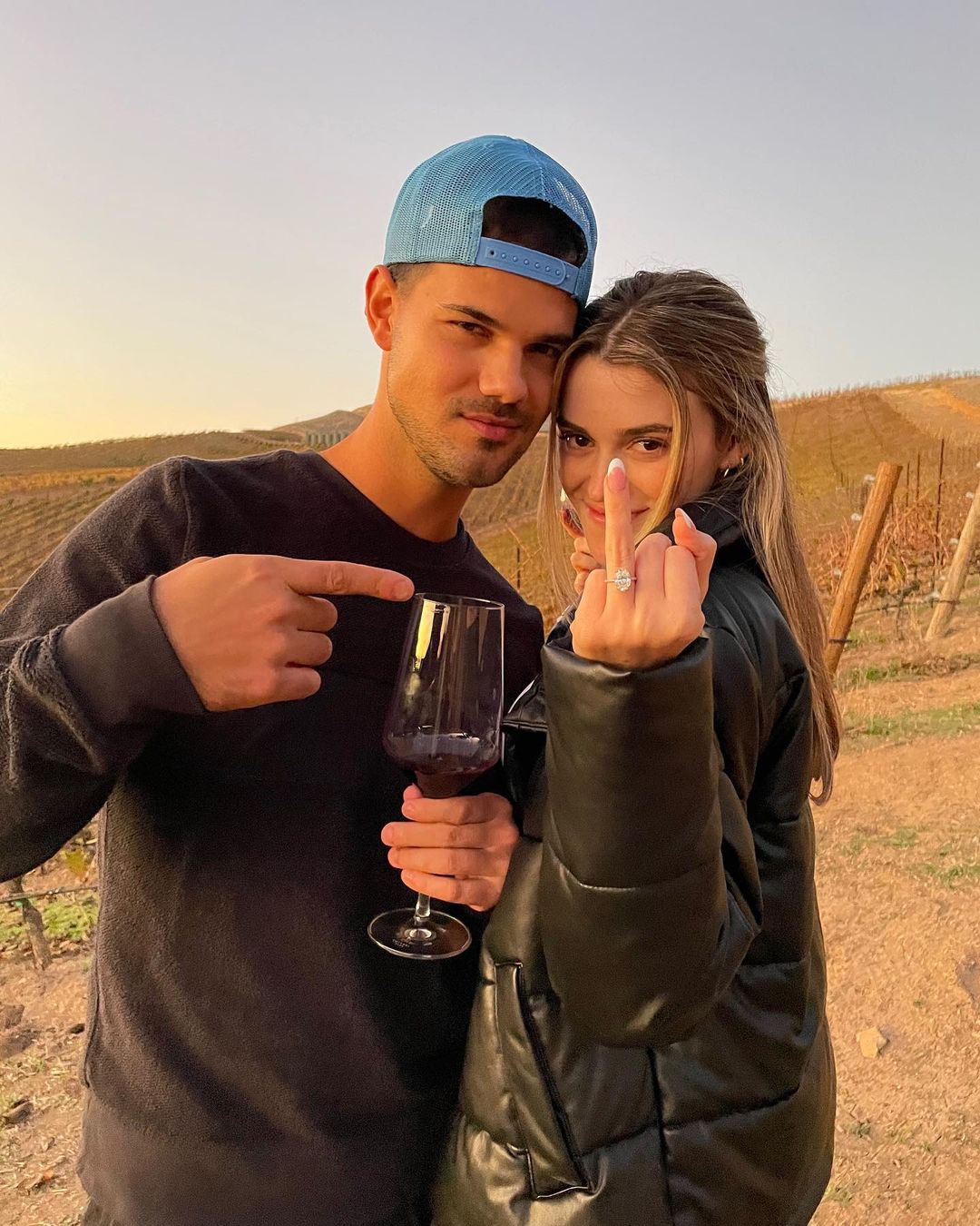 Taylor Lautner y su novia; ¡Adiós soltería! Taylor Lautner se compromete con su novia Tay Dome