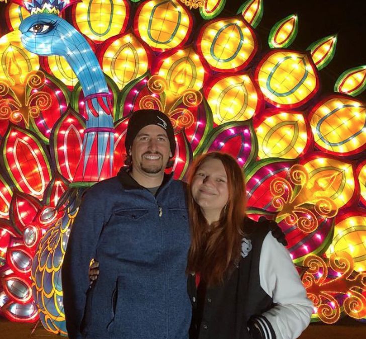 hombre junto a su esposa; ¡Pero qué suerte! Hombre se postula a un trabajo sin saber que era la NASA y lo contratan