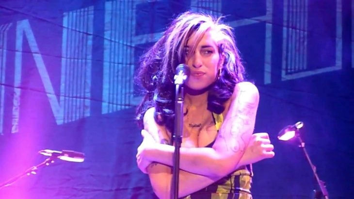Amy Winehouse ;10 Famosos que fueron capturados en sus momentos más tristes