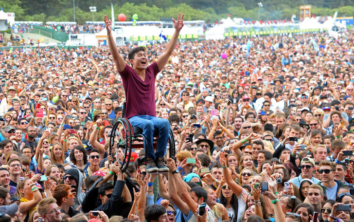 chico en silla de ruedas ;15 Imágenes que capturan a la perfección el amor verdadero 