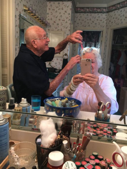 abuelo peinándose ;15 Imágenes que capturan a la perfección el amor verdadero 