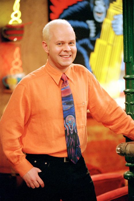 James Michael Tyler posando durante la grabación de la serie friends interpretando a su personaje Gunther